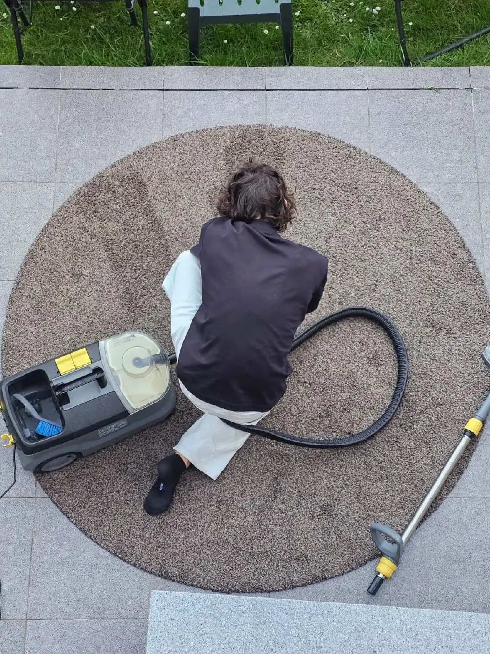 Nettoyage professionnel de tapis en cours